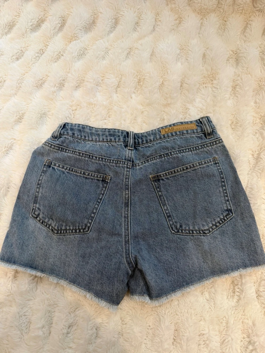 Blå denimshorts med fransig kant - 3