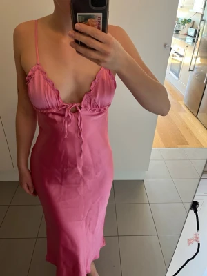 Zara klänning  - Rosa Zara klänning i storlek S. Aldrid använd så nyskick och prislappen kvar.💞