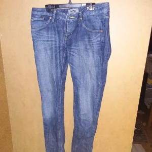 Wesc jeans, lågmidjade - Knappt använda äkta jeans, storlek 27. Är lite mörkare än på bild