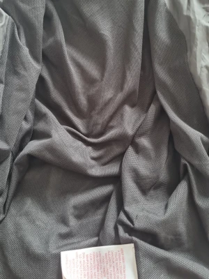 Nike miller - Säljer ett grått meshtyg som passar till olika klädprojekt. Tyget är lätt, luftigt och har en diskret struktur. Perfekt för dig som vill skapa något eget eller behöver extra material till dina kläder.