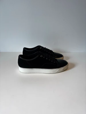 Lanvin DBB1 Nappa Captoe Sneaker - Skick: 8/10, väldigt fint skick | Ingår: bara skorna 😊 | Nypris +- 5000 sek | Sjukt stilrena och perfekta nu till våren och sommaren! | Hör gärna av dig om du har några frågor och följ för andra snygga plagg! 🍾🍾