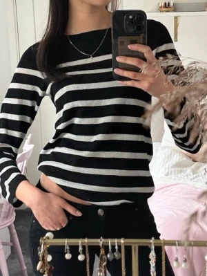 Svartvit glittrig topp/ tröja - Hej!! Jag säljer denna jättefina tröja med länga ärmar dà den tyvärr blivit för liten för mig. Den är från Oasis i storlek xs och skulle säga att den ar sann till storleken. Tyget ar glittrigt vilket jag försökt visa så bra det går med blixt på fjärde bilden. Tveka inte att skriva vid fragor och pris kan diskuteras!🤗