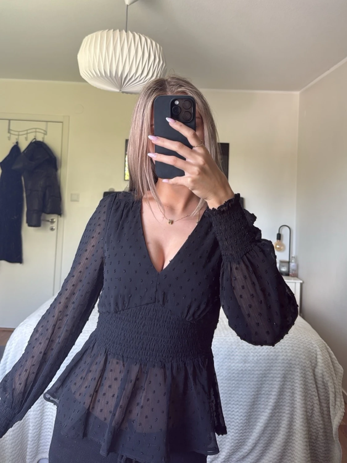 Svart transparent blus med v-ringning