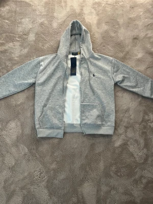 Grå hoodie Ralph Lauren - Snygg grå zip-hoodie från Polo Ralph Lauren.