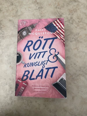 Rött, vitt & kungligt blått bok - En pocketbok med titeln 'Rött, vitt & kungligt blått' av Casey McQuiston.