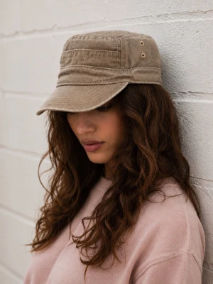 Vintage cap beige - Keps i beige färg. Framstår i perfekt skick. Ett riktigt bra val för sommaren.  Kepsen är justerbar och passar därför de flesta.  Den rena och neutrala beige färgen gör den enkel att matcha med nästan vilken outfit som helst och ger en avslappnad och stilren look. Perfekt för soliga dagar, semestrar, festivaler eller vardagsbruk – samtidigt som den kombinerar både komfort och stil.
