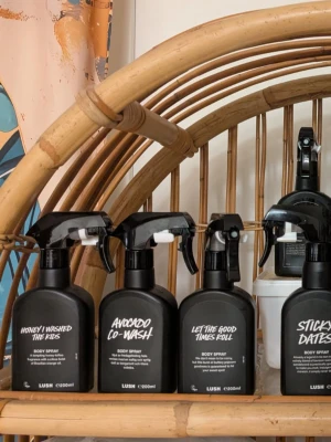 Lush bodyspray  - 3 stycken 10 ml glasdekanter med spray ✨️Välj bland dessa dofter 🍓Strawberry feels forever 🍭Snowfairy 🍿Let the good times roll 🥑Avocado co-wash ✨️Sex bomb 🫐The comforter 🍇Grape soda 🥛Milky bath 🍬Sticky dates 