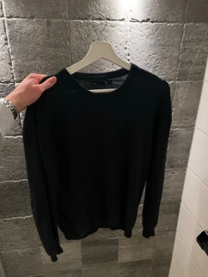 Stickad tröja - Tja säljer denna tvärfeta stickade tröjan då den ej kommer till användning numera! Inga defekter. Storlek S! Kan såklart gå ner i pris så skicka vid frågor och/eller funderingar mvh ville✨