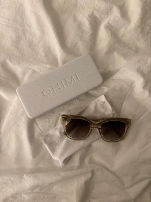Chimi - Säljer mina solglasögon från Chimi i 07 ecru💕 jättefint skick och är precis som nya!!