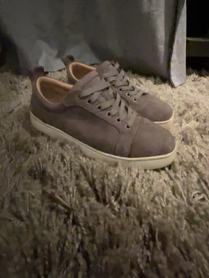 Christian Louboutin - Hej, jag säljer mina Christian Louboutin skor, de är i mycket bra skick inga deffekter förutom att dom är lite smutsiga men det går att tvätta bort 
