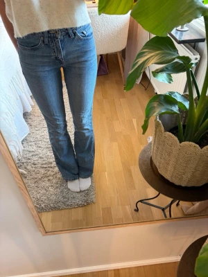 Blå bootcut jeans från Mavi  - Säljer ett par klassiska blå bootcut jeans. Jeansen har medel midja. Har en liten slitning se bild 3💕