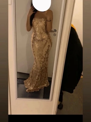 Balklänning - Endast använd vid ett tillfälle, jättefint skick! Storlek M men sitter som en S💕