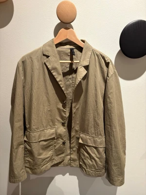 Overshirt från J.Lindeberg - Snygg Overshirt från J.Lindeberg. Använd fåtal gånger, så den är i nyskick. 