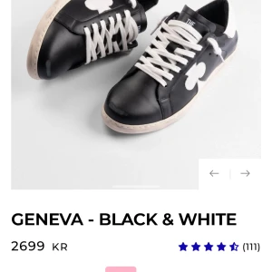 Geneva sneakers svart och vit - Stilrena Geneva sneakers från The Gallerist i svart och vitt läder med vit sula och vita skosnören. Sidan pryds av en vit klöverdetalj som ger skon en unik look. Perfekta för dig som vill sticka ut med en modern och trendig sneaker.