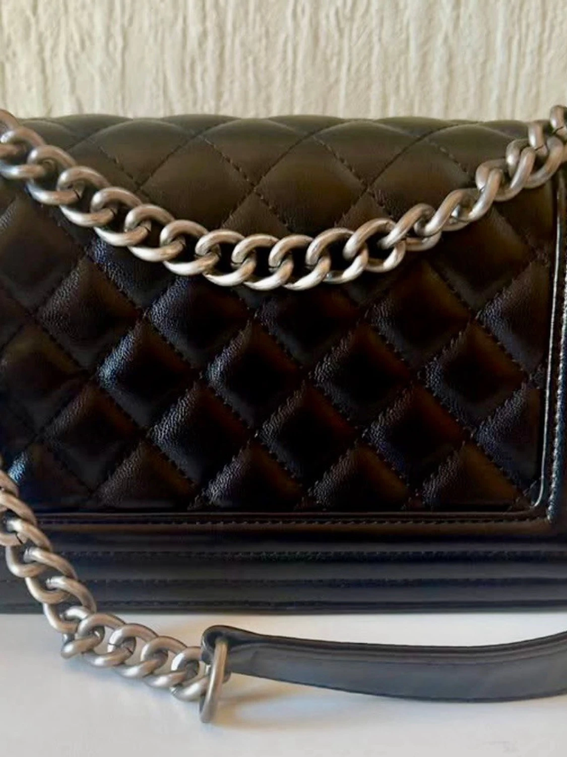 Svart fake Chanel Boy Bag i läder/ Quilted Medium Le Boy - 2