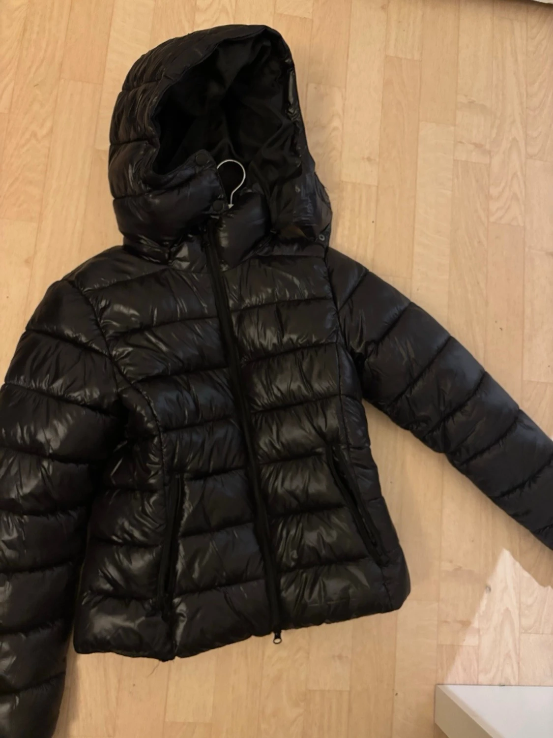Svart pufferjacka med huva