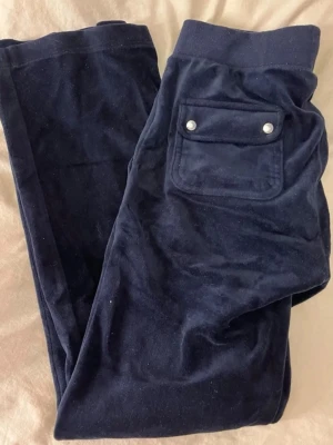 Mörkblå Juicy Couture byxor - Säljer ett par mörkblå mjukisbyxor från Juicy Couture. Inte använda mycket då de ej kommer till användning vilket även är varför jag säljer dom.