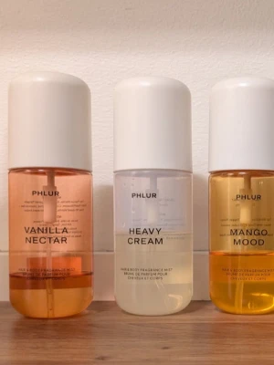 Phlursplit  - ✨️Just nu fri frakt✨️Splittar mina Phlur bodymist I glasdekanter med spray ✨️Säljer ej hela tiden ✨️3 ml-25 kr,5 ml-40 kr✨️Skriv vilka du önskar så lägger jag ut som ett nytt paket✨️Dessa dofter finns 🔅Caramel skin🔅Mango mood 🔅Vanilla nectar 🔅Heavy cream