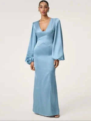 Balklänning / aftonklänning - Nyköpt balklänning (funkar även som aftonklänning) som är i storlek 36. Den har kvar prislapp och är endast testad. Säljs pga att jag hittat en annan klänning. Nypris 1800kr 