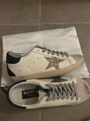 golden goose sneakers  - jättefina med både glitter på stjärnan och där bak! aldrig använda, strl 40 💕perfekt till våren! 