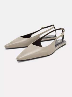 Beige ballerinaskor med spetsig tå - Stilrena ballerinaskor från Zara i beige, med spetsig tå och öppen häl. Skorna har en tunn rem med guldfärgat spänne och är tillverkade i slätt syntetmaterial. Perfekta för en trendig och minimalistisk look. Normalpris 599 och slutsålda på hemsidan. 