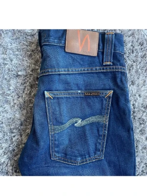 Nudie jeans - Ett par schyssta Nudie jeans i modellen grim trim. Storlek 31/34. Ordinarie pris 1600kr. Använda endast två gånger och säljer för att de var för stor för mig. Inga tecken på användning eller slitage.