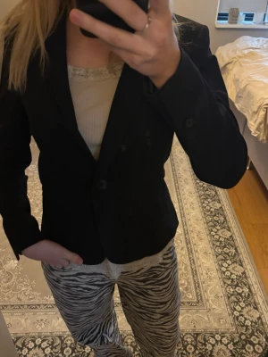 Svart klassisk kavaj med knapp - Säljer en kavaj som är för liten för mig, jätte fin verkligen! Tycker den känns som ny💕den är i från hm och är liten för sin storlek. Skulle säga att detta är mer som dn 34