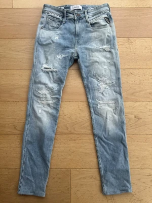 Replay anbass - Tja, säljer ett par fina jeans som aldrig kom till användning. Det är ett par replay anbass age 20 i storlek 29/32 men är uppsydda en aning. Aldrig använda eller tvättade! Nypris ca. 2100kr. Pris går såklart att diskutera💫