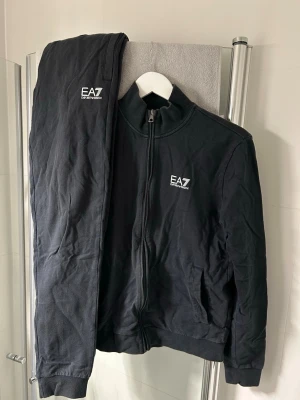 Mörkgrå EA7 loungewear set - Säljer ett mörkgrå från EA7 Emporio Armani. Jätte mjuk och skönt material. Den har legat ner vikt där av skrynklig på bilder 