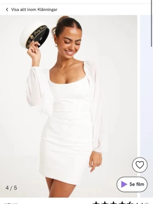 Vit kort klänning från Nelly - Snygg vit kort klänning från Nelly med puffiga långärmar och fyrkantig urringning. Klänningen har en figurnära passform. Perfekt för student eller sommarens alla tillfällen. Nyskick! Storlek XS💞