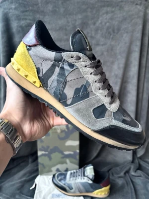 Valentino rockrunner skor - Orginalstorlek 40, men sitter mer som 41, fråga om innermått vid osäkerhet | först till kvarn med tillbehör, välj mellan box/dustbag, kort går att läggas till 