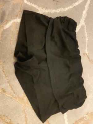 Svarta shorts med omlott - Svarta shorts med omlott-design och elastisk midja. De har en enkel och stilren look som passar perfekt till sommaren. Materialet känns mjukt och bekvämt mot huden.