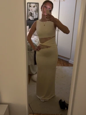 Ljusgul balklänning  - Jättefin och perfekt klänning😍💐😜 aldrig använd! Jag är 170 ca🥂🥂 