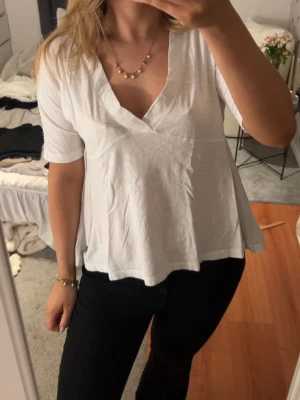 Vit v-ringad blus & beige linnetopp - säljer TRE OLIKA baströjor i bra skick allihop! Alla för 100, en för 40-50 kr