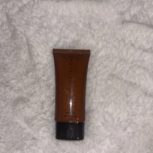 Foundation från Make Up Store brun - Foundation i tub från Make Up Store i en djup brun nyans. Tuben är gjord av plast och har svart skruvlock. Perfekt för dig som vill ha en jämn och naturlig bas. Innehåller 30 ml.