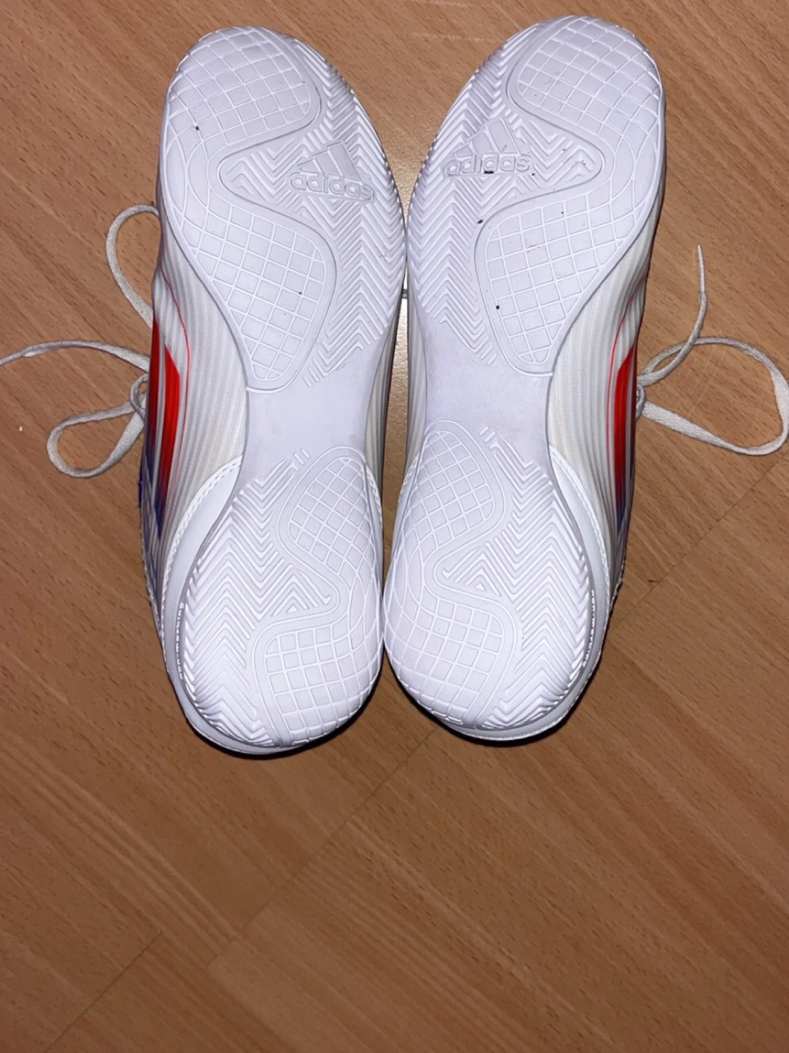 Adidas vita fotbollsskor med blå detaljer - 3
