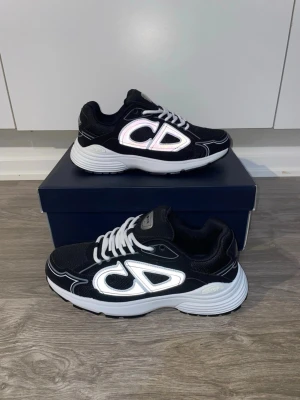 cd b30 - Tjena säljer ett par sköna cd b30 skor i svart och vit! Väldigt snygga och skön passfrom stlrk 42🫶skriv vid intresse