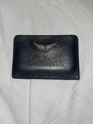 Zadig plånbok  - Säljer min helt oanvända Zadig plånbok, köpt på hemsidan, Inga defekter, äkta!! 