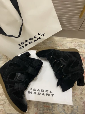 Isabel Marant svarta höga sneakers - Äkta Isabel marant skor som köptes för ca 6000 kr kom med rimliga bud!!💕💕