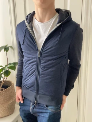 Boggi Milano cardigan  - Boggi Milano cardigan, holy moly vilken fit och vilket plagg! Extremt najs passform och är i nyskick. Många fina detaljer, en personlig favorit. Inga defekter! Modellen i bilderna är 180 cm 75 kg och bär Storlek S , Kom med frågor! 🌟 (Kan gå ned i pris vid köp av paket 😉) 