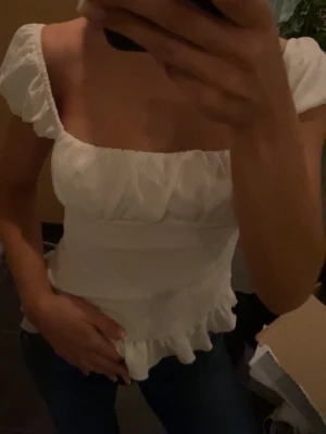 Blus - Vit blus från bikbok. Prislappen är kvar