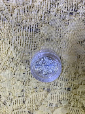 Superfint folie för nageldekoration - Snyggt silverfärgat folie för nageldekoration, perfekt för att skapa trendiga och unika nageldesigner. Folien är tunn och lätt att applicera på både gel- och akrylnaglar. Kommer i en liten burk som är enkel att ta med sig. 29kr/låda/bild 