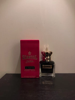 Scandal Le Parfum - Säljer denna scandal le parfum för att jag inte vill ha den längre. Den har ungefär 45/50 kvar. Tar pengar men även byten. Perfekt för vintern❄️⛄️ hör av er!!!! Box ingår. Om ni inte tror att den är äkta så tar jag returer!