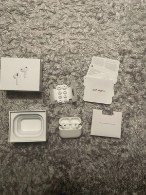AirPods Pro 3 - Säljer ett par vita Apple AirPods Pro 3 med laddningsetui och extra silikonpluggar. Hörlurarna är trådlösa och har en stilren, kompakt design i blank plast. Perfekta för dig som vill ha grymt ljud och smidig anslutning till din iPhone.