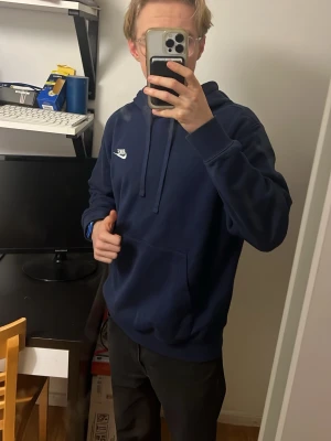 Mörkblå Nike hoodie med huva - Säljer en mörkblå nike hoodie storlek M för 200kr  vill inte ha den längre snabb affär!! Bra skick 