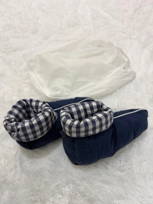 Hästens duntofflor – som nya - Säljer ett par exklusiva duntofflor från Hästens. Använda väldigt lite och i nyskick. Fick dem som present men de används tyvärr inte.  Tillverkade i 100 % bomullssatin med fyllning av gåsdun och fjäder – otroligt mjuka och varma. Färg: Navy med vita detaljer och Blue Check-foder. Tvättbara i 40°C och kan torktumlas på låg värme.  Ordinarie pris: 2 500 kr. Storlek: L som passar alla från 37 till 41   Perfekta för kalla kvällar. Passa på att göra ett riktigt bra köp!  Kontakta mig vid intresse 😊