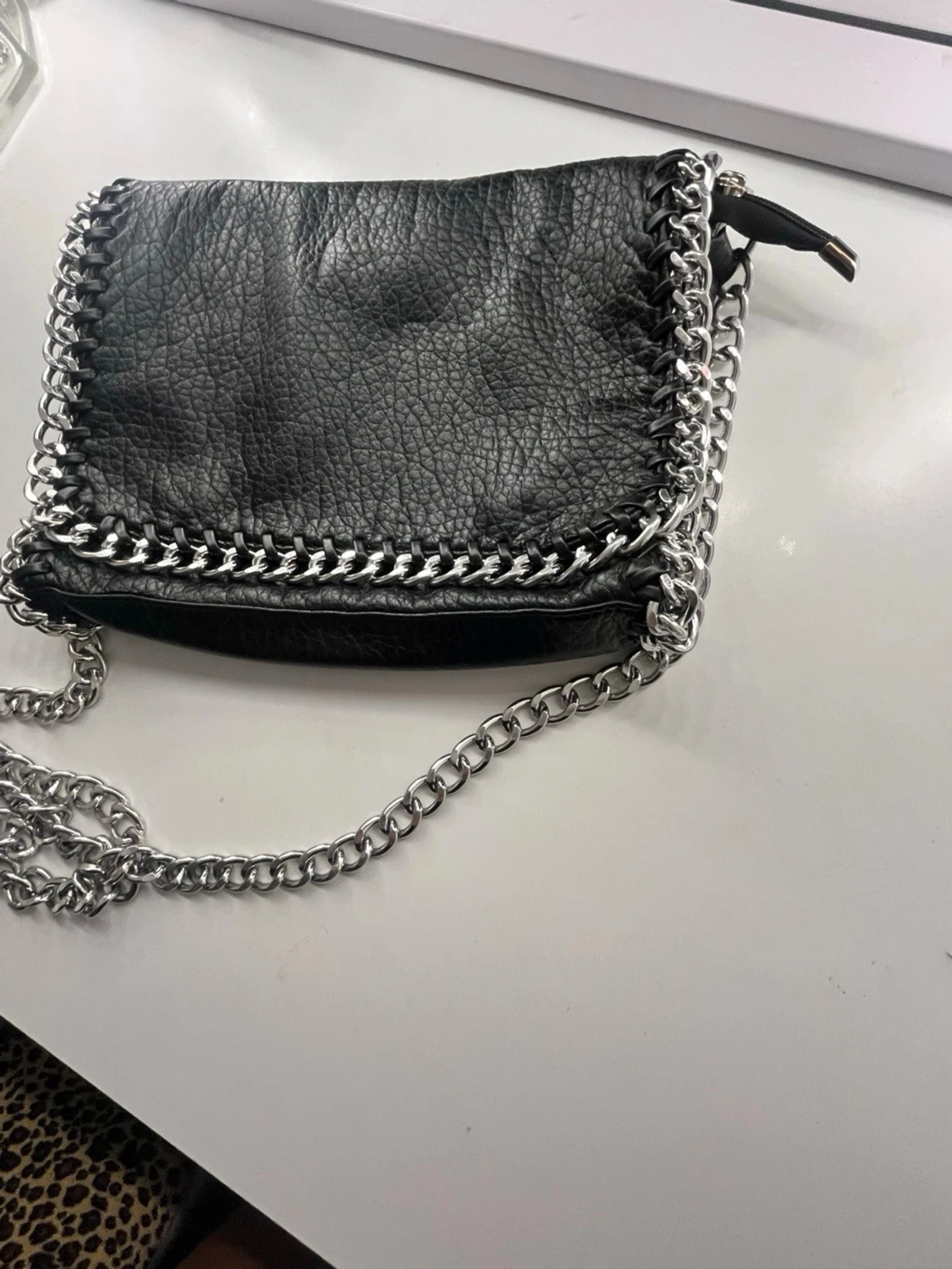 En Svart TIAMO ÄKTA axelväska med kedjedetaljer