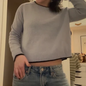 Gullig tröja - Säljer en ljuslila stickad tröja med rund halsringning och ribbade muddar. 