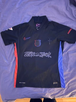 Barca 24/25 El Classico edition Lamine Yamal 19 - Jag säljer denna tröja för den inte passar mig längre, har inga synliga skador och inga defekter. SKRIV I DM OK DU HAR NÅGRA FRÅGOR!