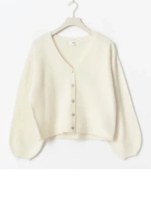 Vit stickad kofta med v-ringning - Mysig vit stickad kofta med v-ringning och knappar framtill. Koftan har ballongärmar som ger en avslappnad vibe. Perfekt att slänga över ett linne eller t-shirt för en chill look. från gina tricot. 